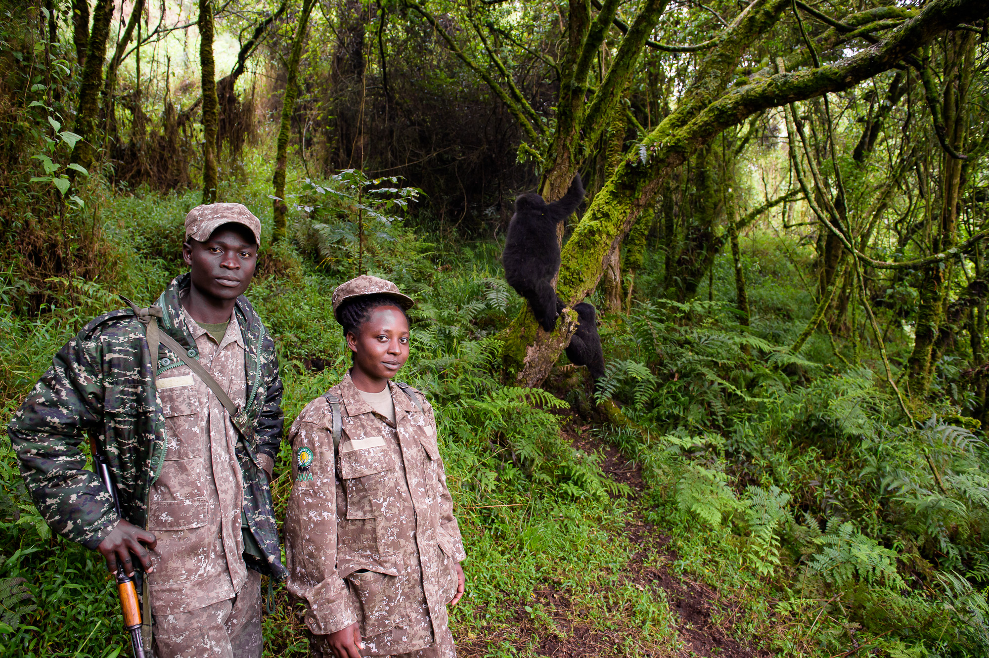 Nationalparksvakt och guide i Uganda. ©Henrik Karlsson.