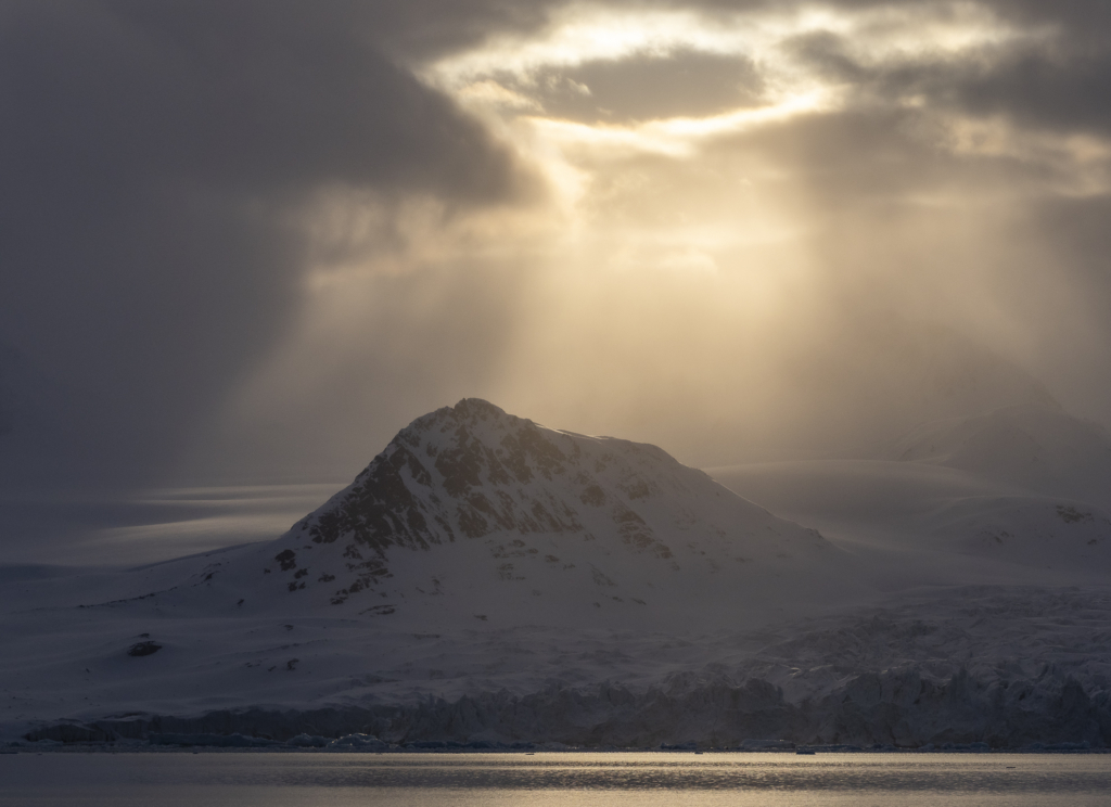 Arktiskt landskap fotograferad på Svalbard av Sven Nordlund på fotoresa med Wild Nature fotoresor.