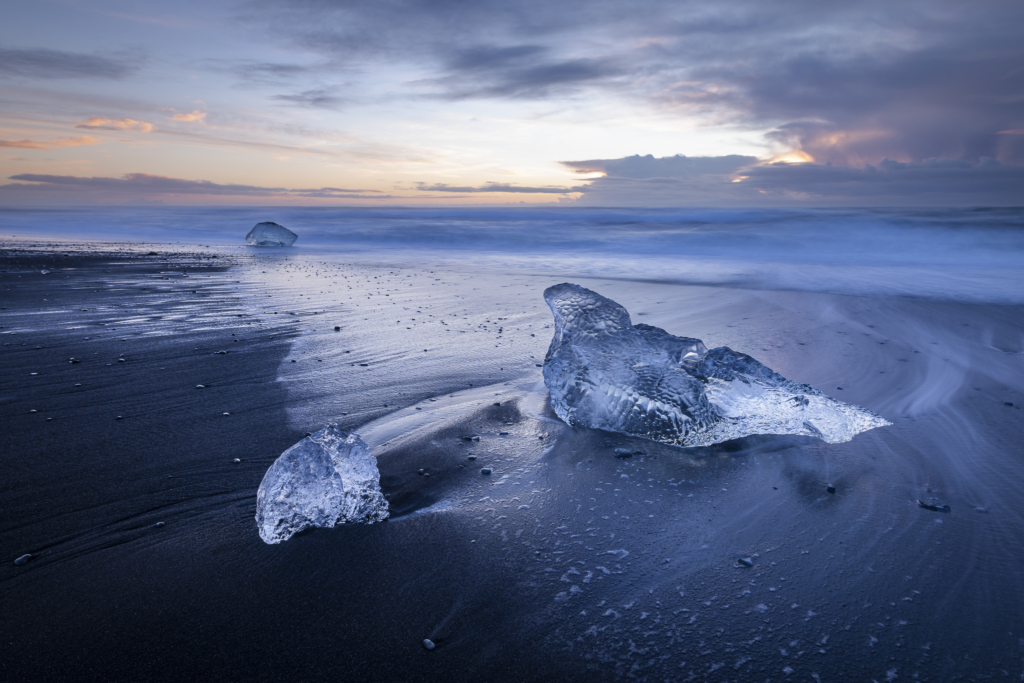 Safirblå isgrottor och vinterlandskap på Island. Fotoresa med Wild Nature fotoresor. Foto Frida Hermansson