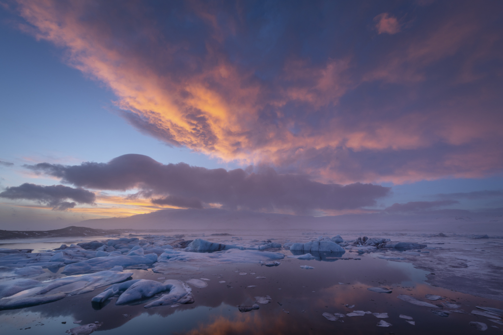 Safirblå isgrottor och vinterlandskap på Island. Fotoresa med Wild Nature fotoresor. Foto Frida Hermansson