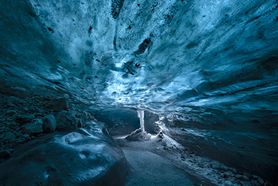 Safirblå isgrottor och vinterlandskap på Island. Fotoresa med Wild Nature fotoresor.